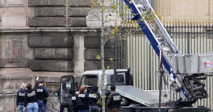 Increíble robo en el Louvre: se llevaron joyas de Napoleón y de la emperatriz Eugenia