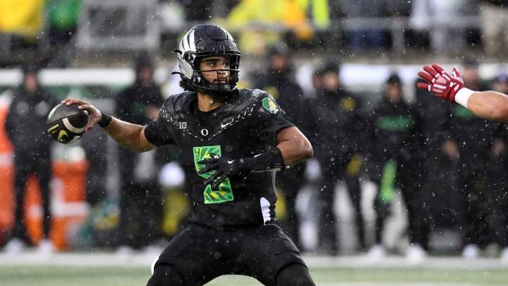 Oregon's Dante Moore leaves game after being hit in nose