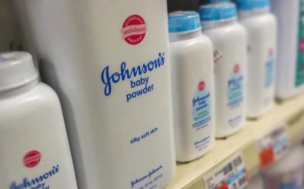 Más de 3.000 personas demandan a Johnson & Johnson en el Reino Unido por su talco para bebés