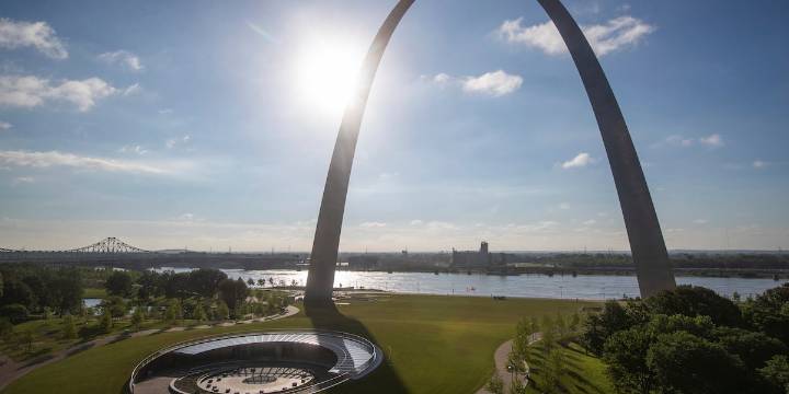 Groups pool money to open the Arch, Old Courthouse despite government shutdown