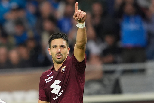 Napoli pierde ante Torino tras decisión tardía del VAR e Inter vence a la Roma