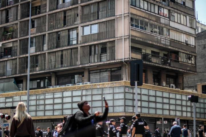 Anuncian reapertura de locales comerciales del edificio de Plaza de Armas incendiado hace tres meses