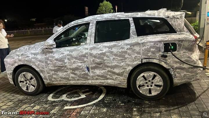 Mahindra XUV 700 EV Spotted Testing