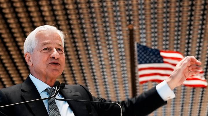 Milei y Caputo se reúnen con el CEO de JP Morgan en medio de las negociaciones por la ayuda financiera a la Argentina