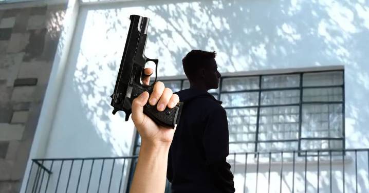 Adolescente de 13 años balea a su madre luego de que ella le quitara el celular