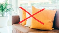 Adiós a los sofás recargados: la tendencia minimalista que marcará 2026
