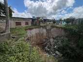 Tres familias en Los Cortijos siguen en riesgo por sedimento de terreno