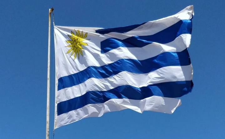 Uruguay legaliza aplicar la eutanasia