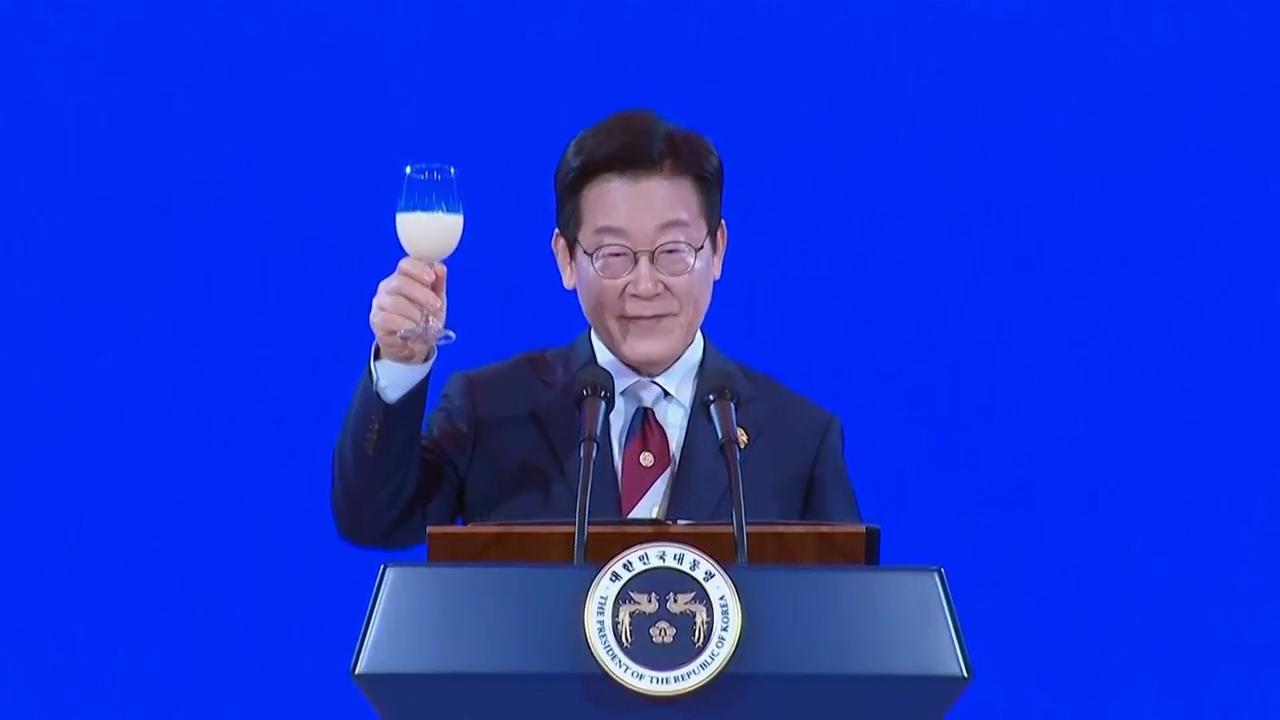South Korea president hosts welcome dinner for APEC leaders attending summit in Gyeongju