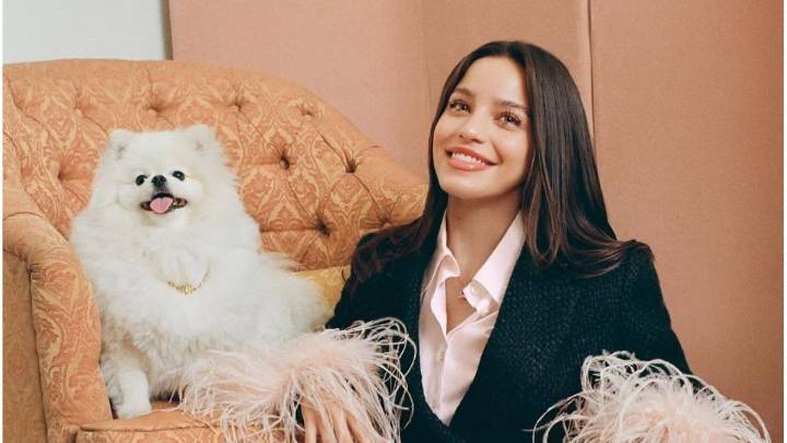 Emilia Mernes posó junto a Roma, su perra, para Dogue México
