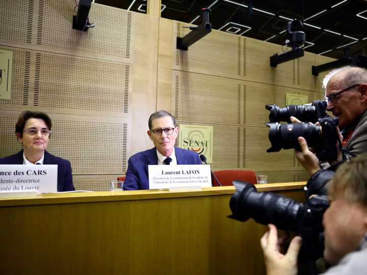 La directora del Louvre reconoce el fracaso por el robo de joyas y alerta que el sistema de vigilancia es obsoleto