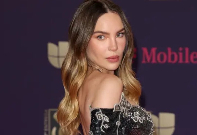 Belinda rompe en llanto en el escenario