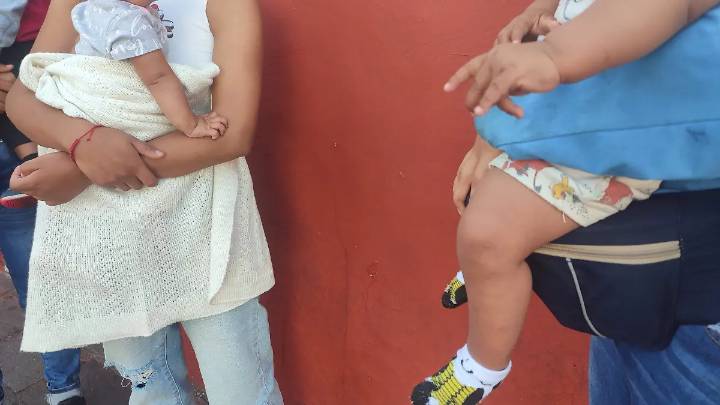 Madres denuncian que tomas del centro de salud impiden vacunación de bebés