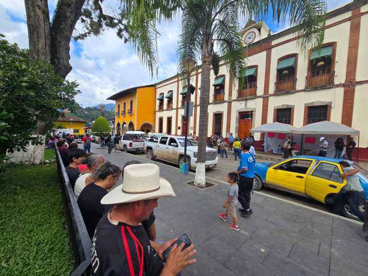 La cabecera municipal de Pahuatlán ya tiene acceso, pero hay todavía cinco comunidades aisladas