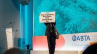 Así han protestado los animalistas en la convención turística de Magaluf contra el responsable de TUI