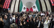 Diputados de Morena interrumpen temporalmente la sesión de la Ley Aduanera para rendir homenaje musical a La Única Internacional Sonora Santanera en su 70 aniversario.