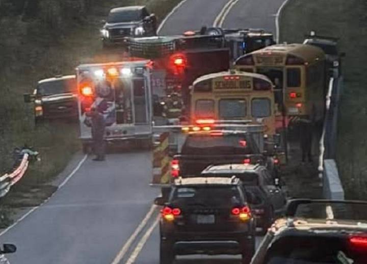 Rockingham: Autobús escolar choca con 23 estudiantes a bordo