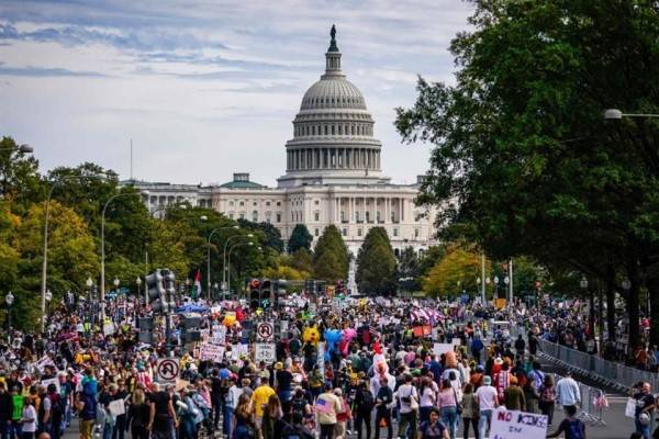 Marchan miles en EU contra Trump