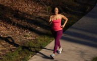 Caminar es bueno para ti. Caminar hacia atrás puede aumentar los beneficios