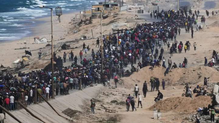 Miles de palestinos comienzan su regreso a Ciudad de Gaza tras la entrada en vigor del alto el fuego