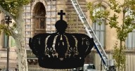 Con más de mil diamantes: Así es la lujosa corona que los ladrones del Louvre abandonaron afuera del museo
