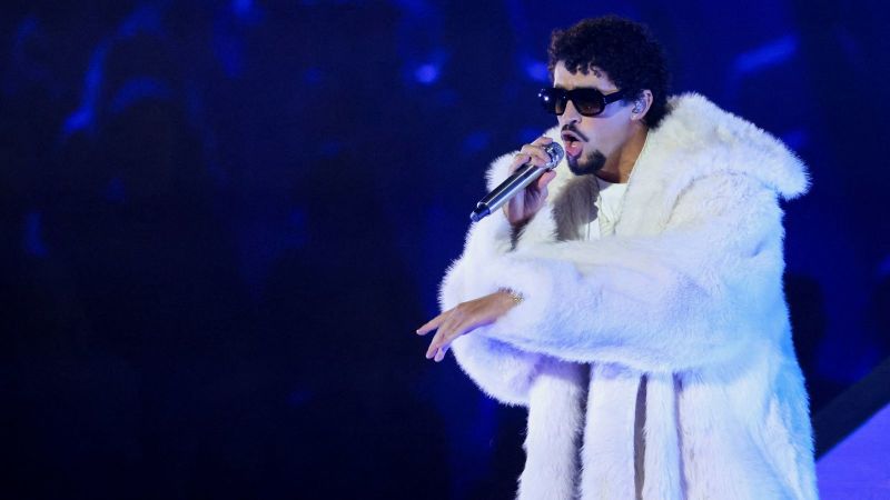 Los negros y los latinos de EE.UU. se unen con la expectativa del show de Bad Bunny en el Super Bowl