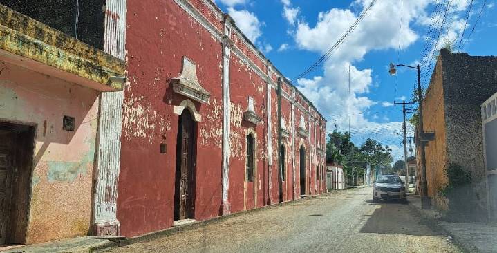 Supervisan daños en biblioteca histórica de Tihosuco tras filtraciones por lluvias