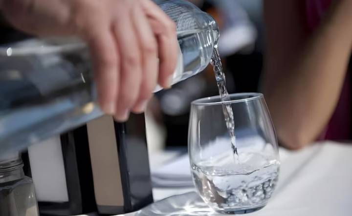 Congreso: Ley busca que restaurantes y supermercados ofrezcan un litro de agua gratis a los clientes
