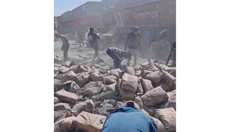 En La Cruz de Elota, tren embiste a tráiler cargado de cemento; no se reportan lesionados