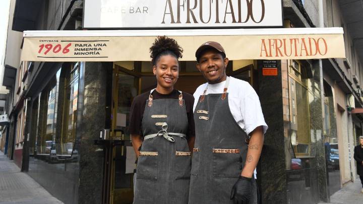 La pareja que remodeló un viejo bar de A Coruña en A Gramela: "Los vecinos están contentos porque le damos vida al barrio"