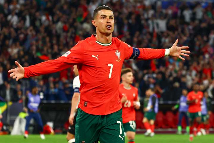 Cristiano Ronaldo, primer jugador de fútbol milmillonario