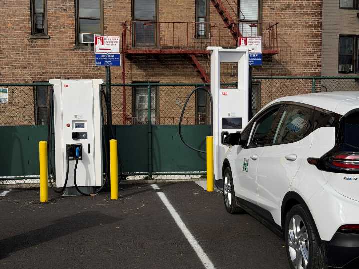 Estación de carga rápida para vehículos eléctricos en El Bronx