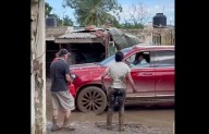 Pobladores reciben con reclamos y agresiones al alcalde de Poza Rica, Fernando Luis Remes tras inundaciones