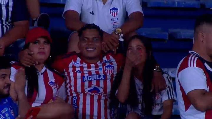 Hincha de Junior besó a dos mujeres en plena transmisión del partido ante América: video es viral