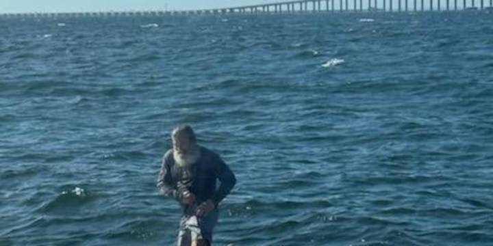 Man rescued after boat capsizes near Sunshine Skyway Bridge