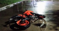 Un motociclista de 24 años murió tras despistar y chocar contra una estructura