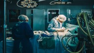 Seis de cada diez ciudadanos con seguro privado recurriría a la sanidad pública ante un episodio grave de salud