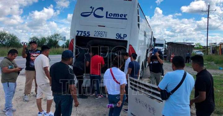 Distra?da conductora provoca choque y retrasa viaje de turistas en la Victoria