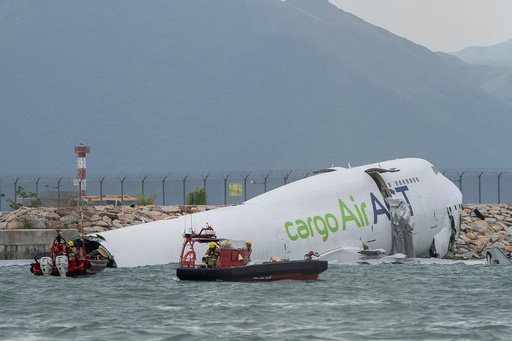 Derrapa avión de carga en pista en Hong Kong y cae al mar; mueren dos personas