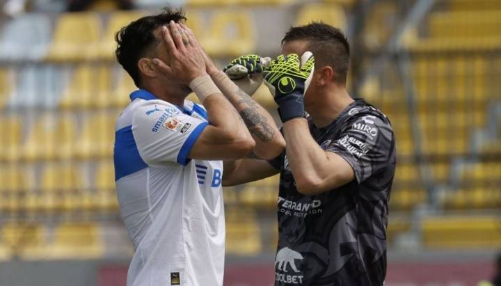 Gravísimo: barristas de Everton invaden cancha del Estadio Sausalito en partido contra Universidad Católica