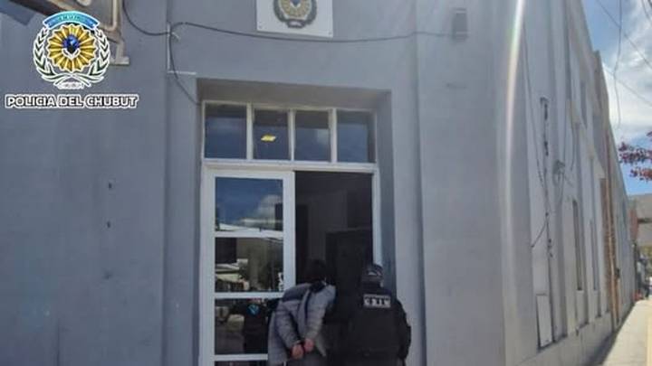 Una joven que bebía en un super terminó presa
