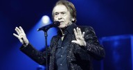 El eterno Raphael oficia una ceremonia de emoción, himnos y aplausos en Palma