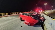 Conductor huye tras destruir su automóvil durante choque en carretera Torreón