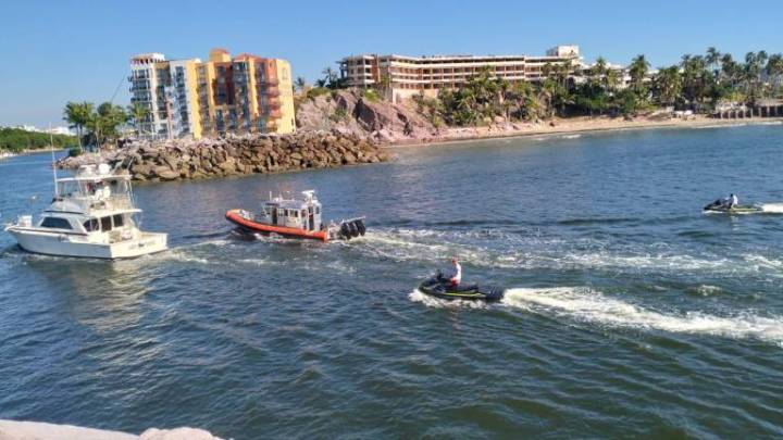 Auxilian a tres tripulantes de embarcación que se quedó averiada mar adentro, en Mazatlán