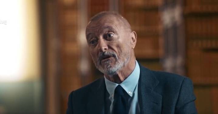 Pérez-Reverte pide que se le permita ser grosero para quejarse de la regulación del uso de la palabra cáncer