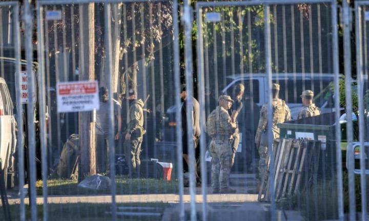 Jueza ordena el retiro inmediato de polémica valla en sede migratoria cerca de Chicago