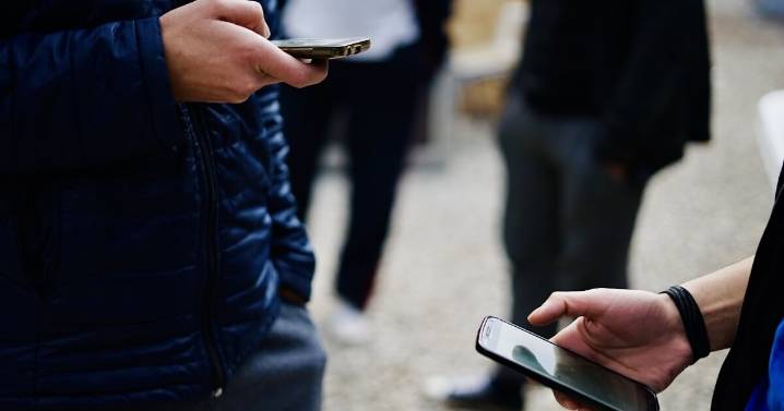 Eugene 4J School Board approves new policy banning personal electronic devices