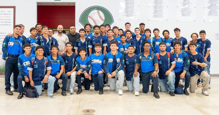 Edwin “Sugar” Díaz comparte con peloteros de la academia de Carlos Beltrán