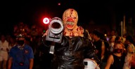 Miles de paseantes y turistas disfrutan del Zombie Walk