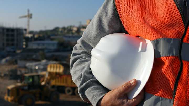 Los agentes biológicos y químicos causan el 12% de las bajas en Andalucía: "Vivimos en casa controlando las radiaciones de móviles y teléfonos y la enfermedad aún no está reconocida como laboral"